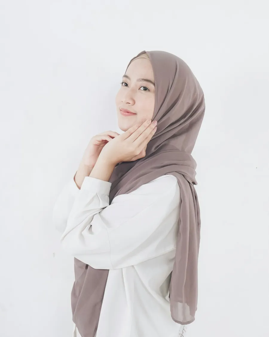 Woman wearing a soft taupe hijab